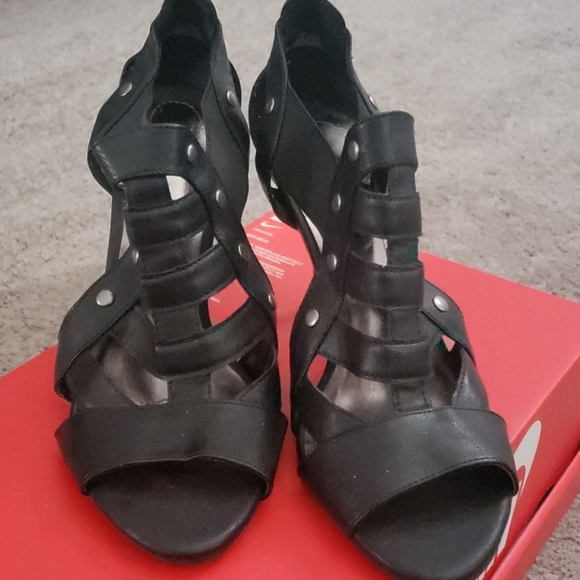 Heels - Picture 2 of 2